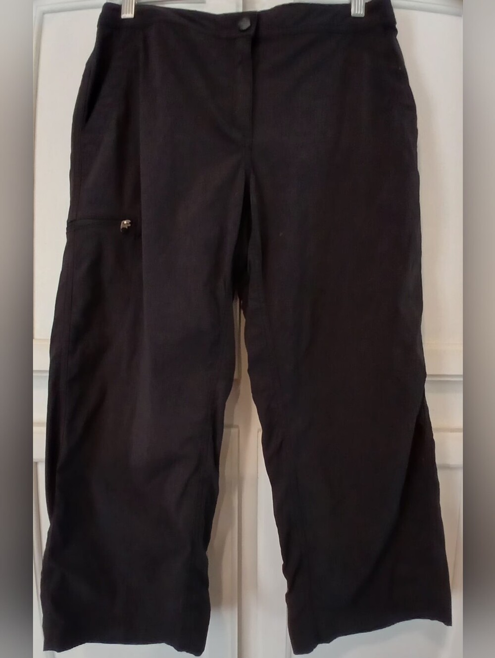 Woman L.L. Bean Black 10  Cropped Comfort Trail Pants Cargo Zip Pockets